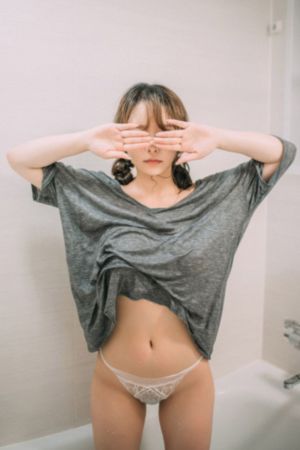 美女的